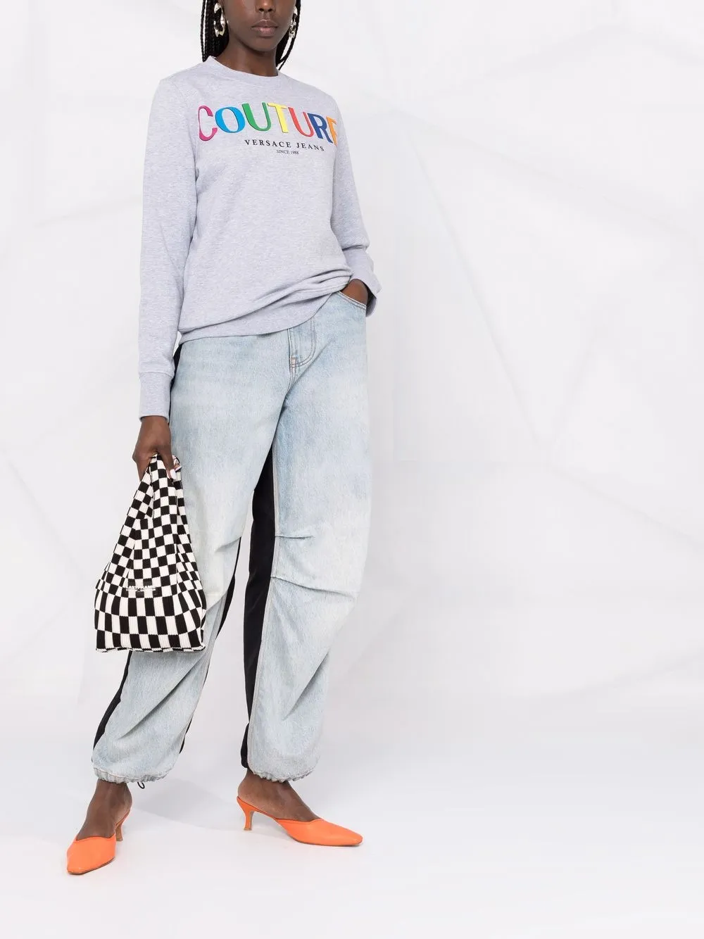 фото Versace jeans couture толстовка с приспущенными плечами и логотипом