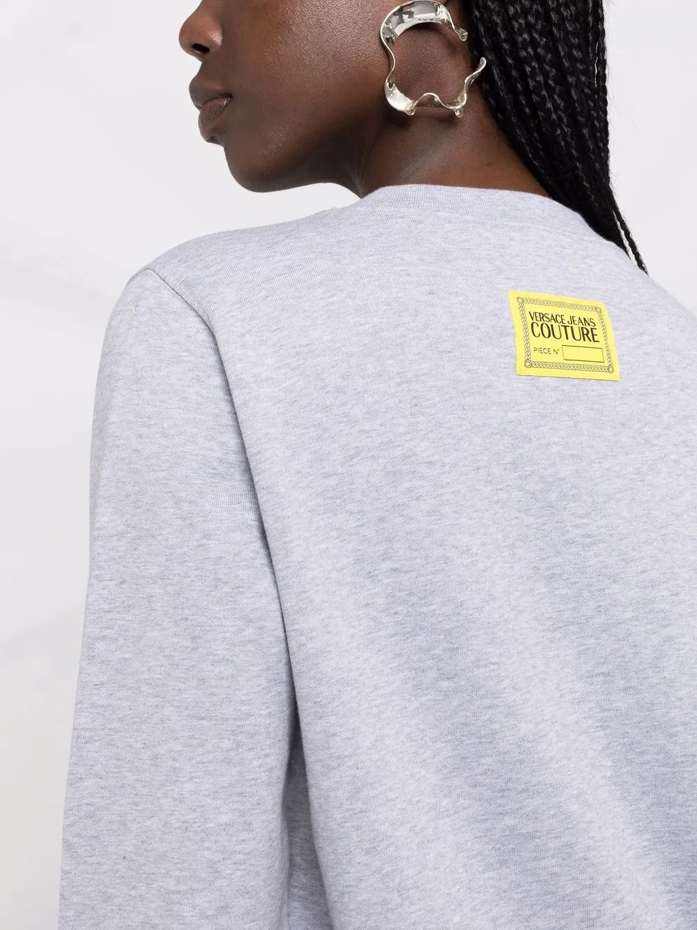 фото Versace jeans couture толстовка с приспущенными плечами и логотипом