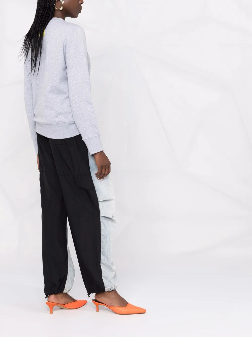 фото Versace jeans couture толстовка с приспущенными плечами и логотипом