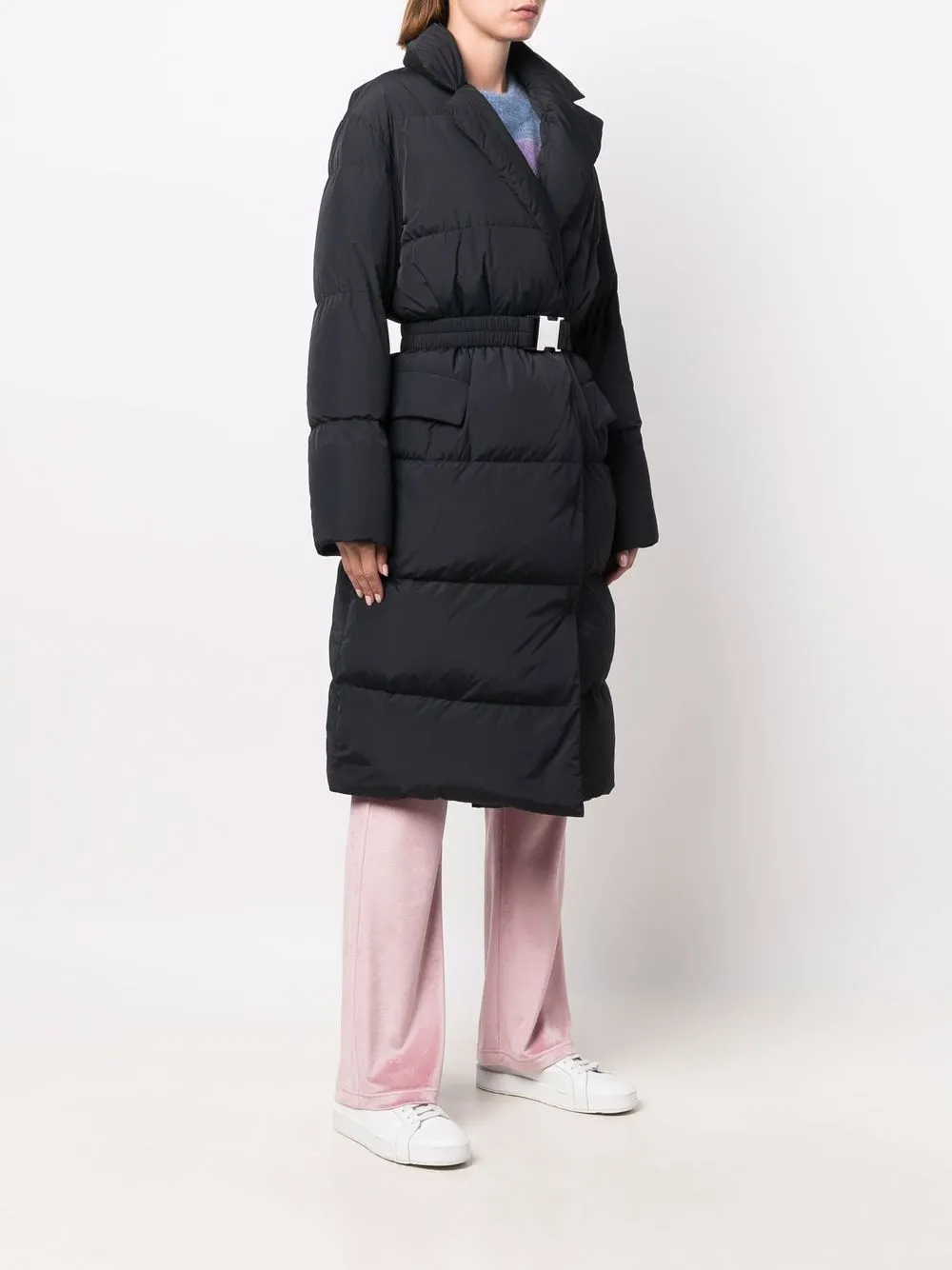фото Moncler длинный пуховик lampsane с нашивкой-логотипом