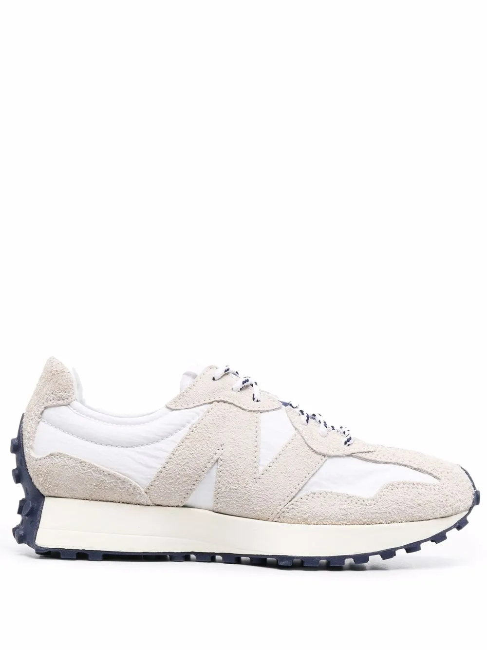 фото New balance кроссовки с нашивкой-логотипом