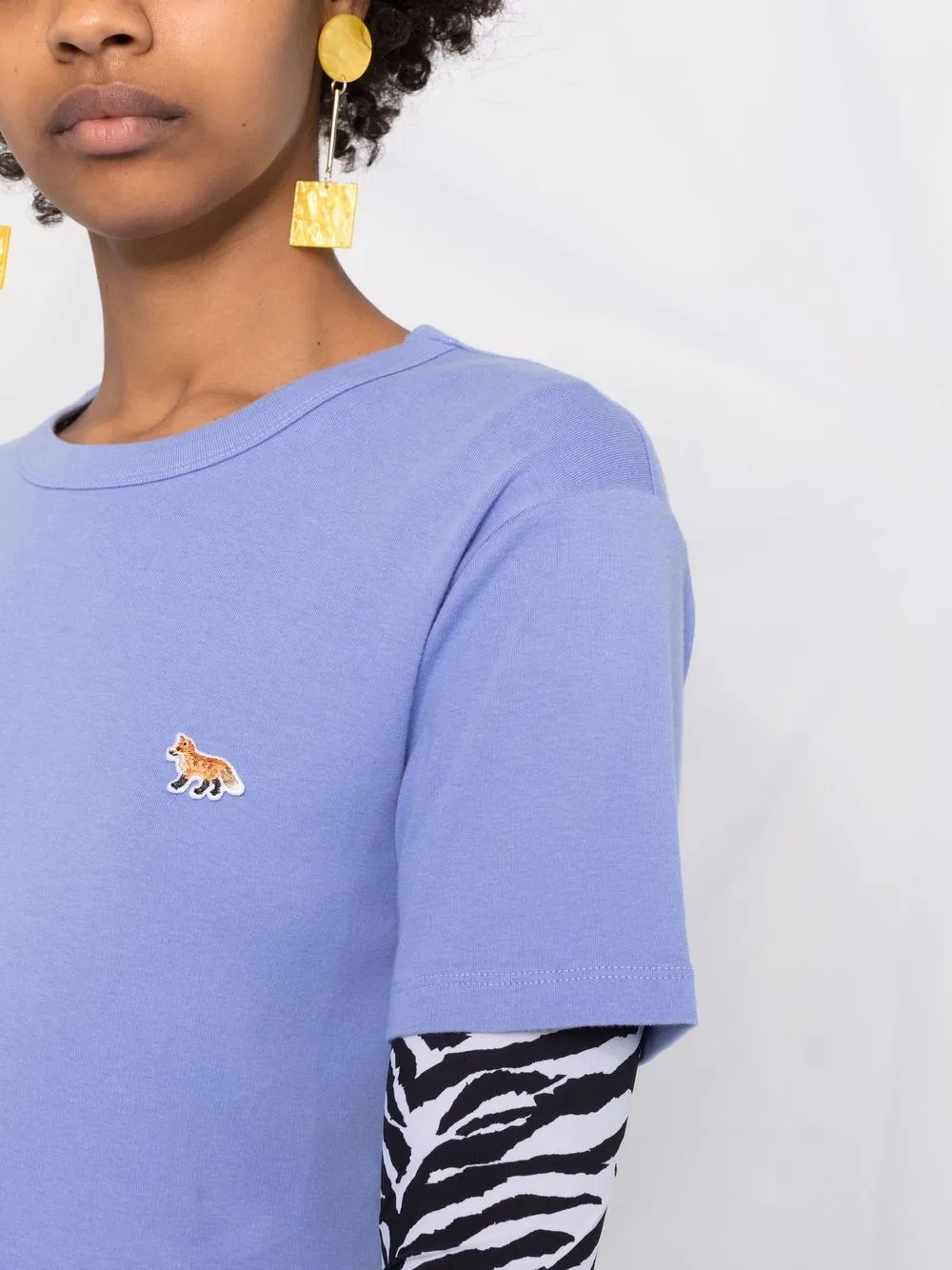 фото Maison kitsuné футболка с нашивкой-логотипом