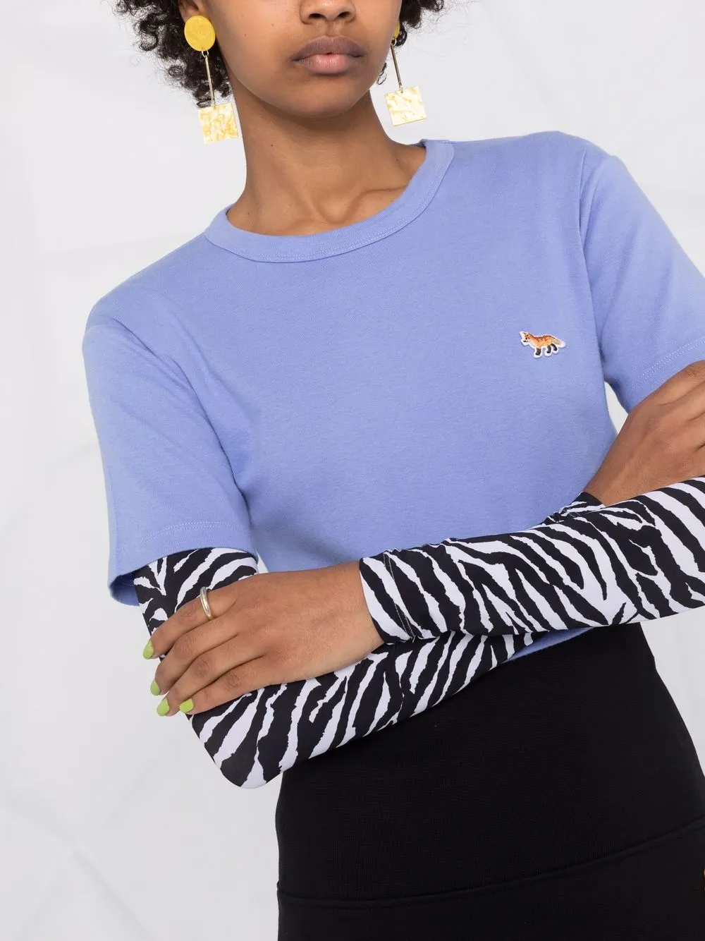 фото Maison kitsuné футболка с нашивкой-логотипом