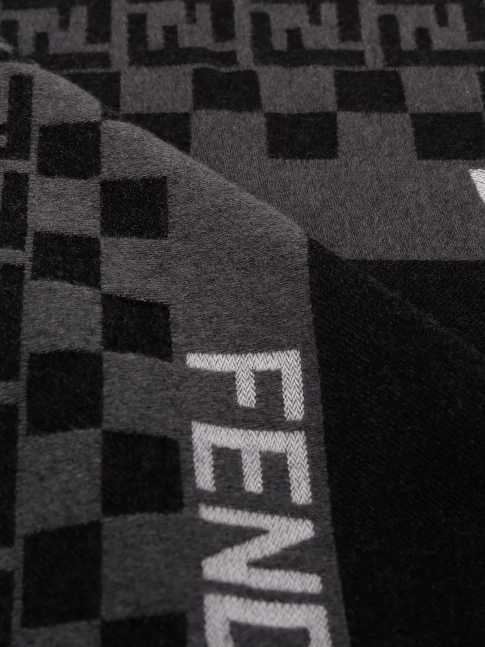 фото Fendi шарф с узором ff и бахромой