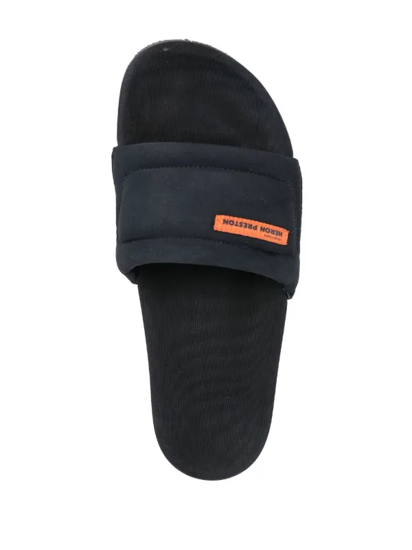 HERON PRESTON ロゴ エンボス スライド Heron Preston logo-patch slip-on Slides | Black | FARFETCH TR