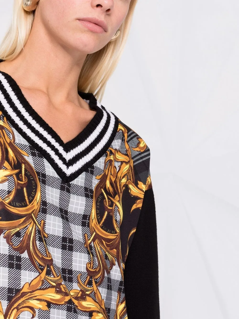 фото Versace jeans couture платье-свитер в клетку с узором baroque