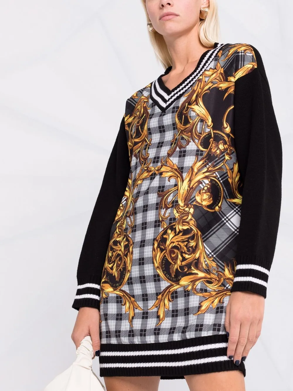 фото Versace jeans couture платье-свитер в клетку с узором baroque