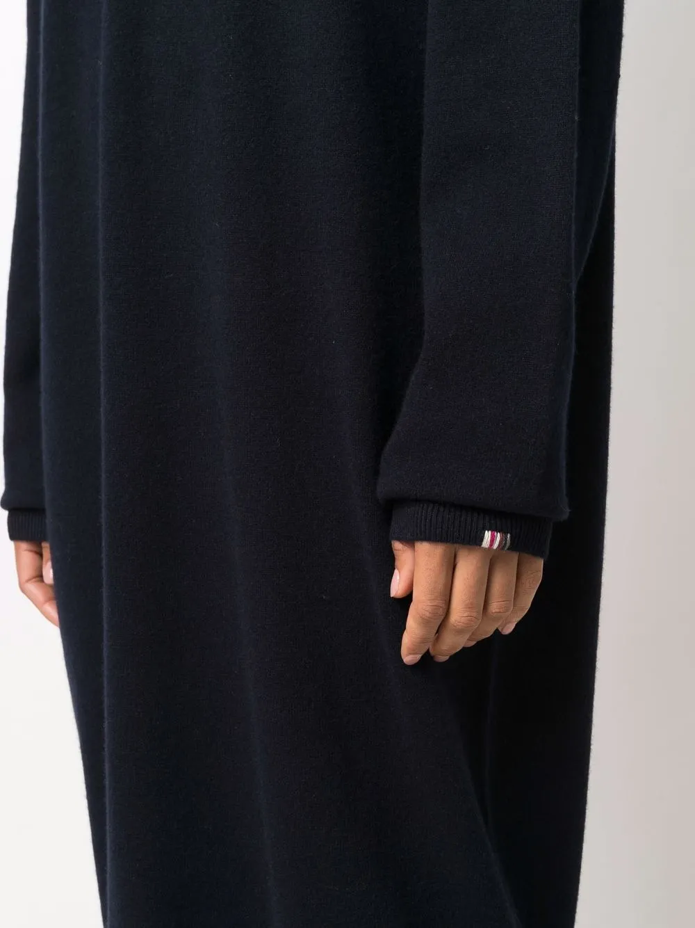 фото Extreme cashmere трикотажное платье макси с v-образным вырезом