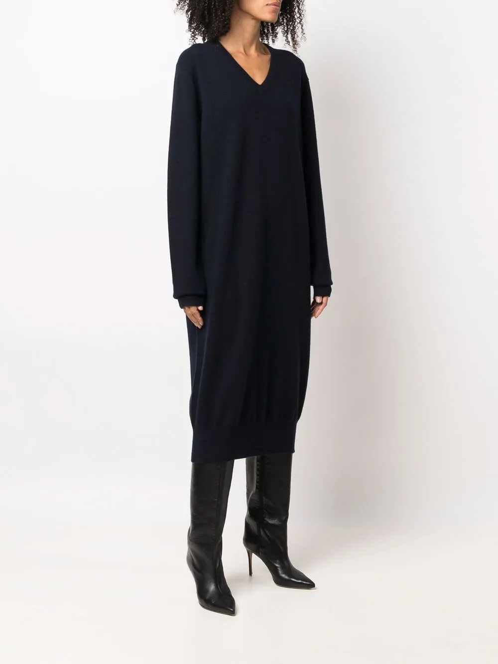 фото Extreme cashmere трикотажное платье макси с v-образным вырезом