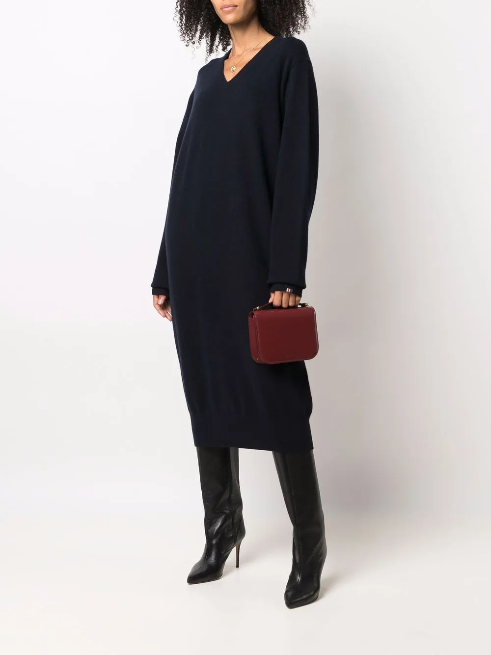 фото Extreme cashmere трикотажное платье макси с v-образным вырезом