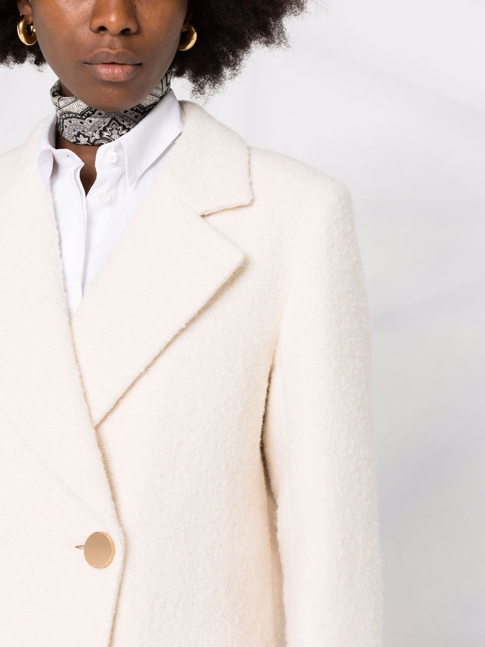 фото Sandro двубортное пальто с заостренными лацканами