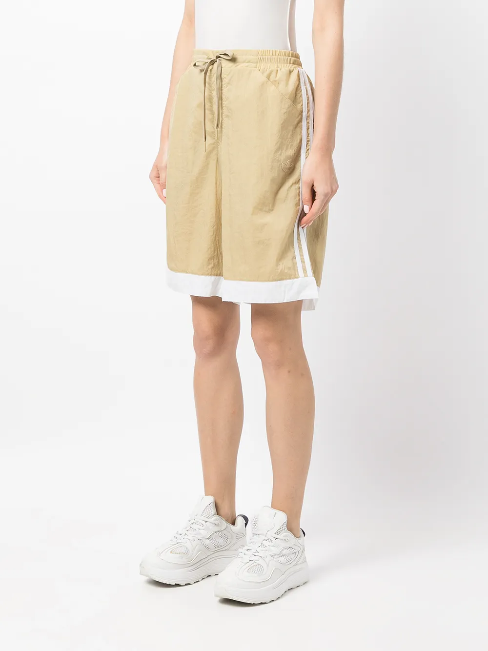 фото Adidas шорты в стиле милитари с нашивкой-логотипом