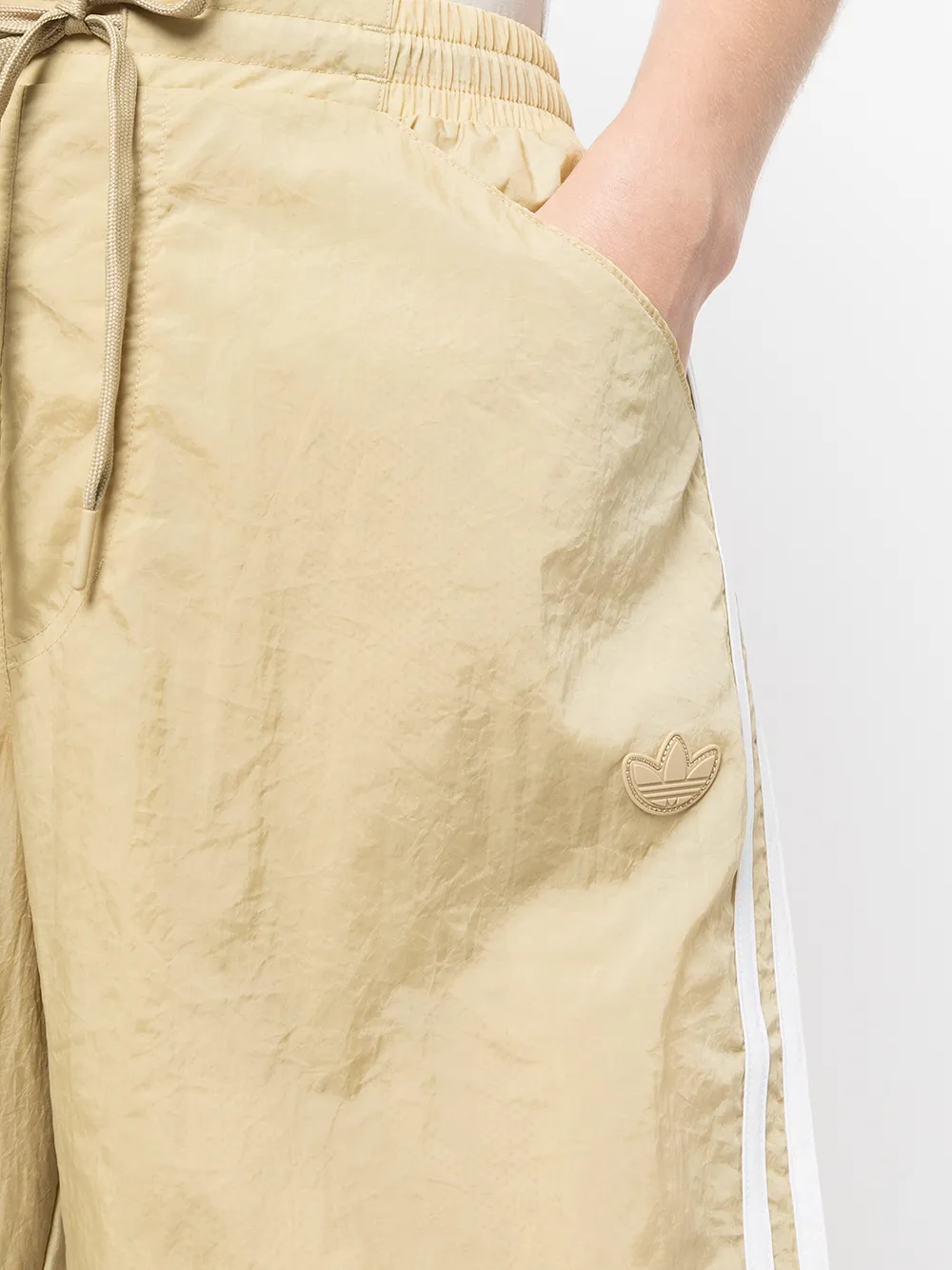 фото Adidas шорты в стиле милитари с нашивкой-логотипом