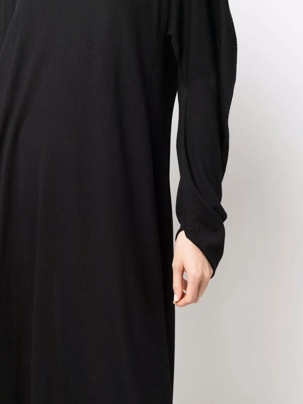 фото Issey miyake платье с высоким воротником и длинными рукавами