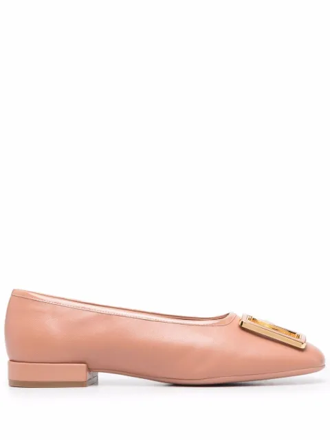 Ferragamo حذاء باليرينا ببروش نقش شعار الماركة