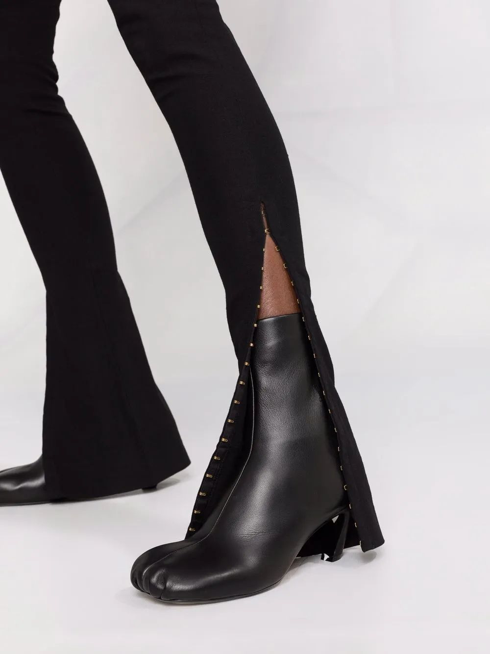 фото Jacquemus брюки le pantalon obiou с разрезами