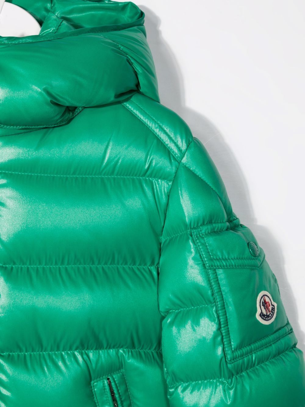 фото Moncler enfant пуховик с капюшоном и логотипом