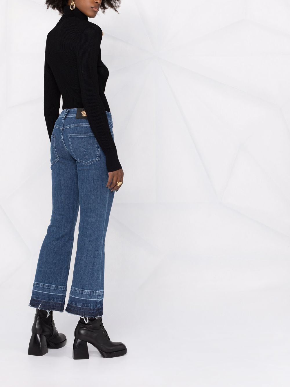 фото Versace укороченные джинсы с нашивкой-логотипом