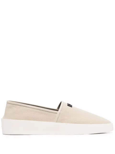 Fear Of God سنيكر سهل الارتداء ومزين بشارة