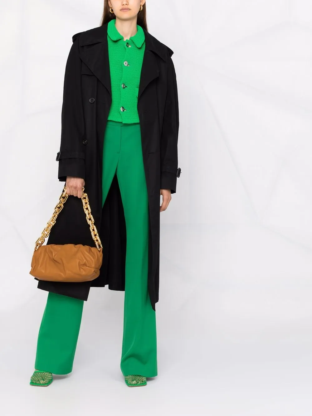الصورة 2 من Bottega Veneta شنطة كتف تصميم باوتش بسلسلة