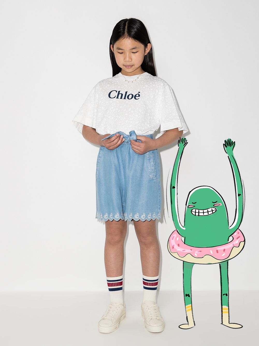 Image 2 of Chloé Kids C logo-embroidery scallop-edge shorts