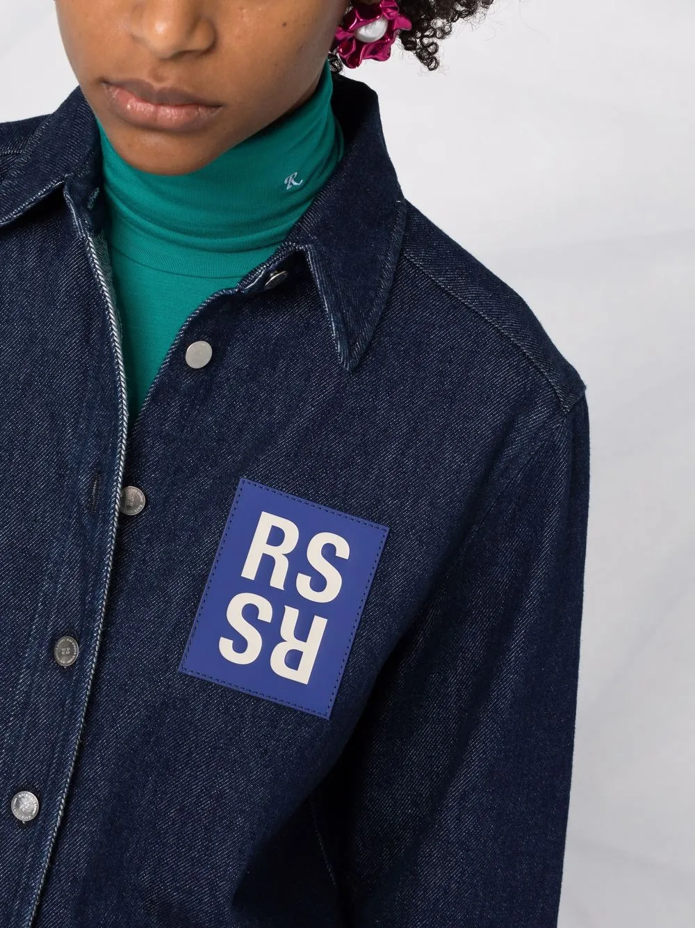 фото Raf simons джинсовая рубашка с нашивкой-логотипом