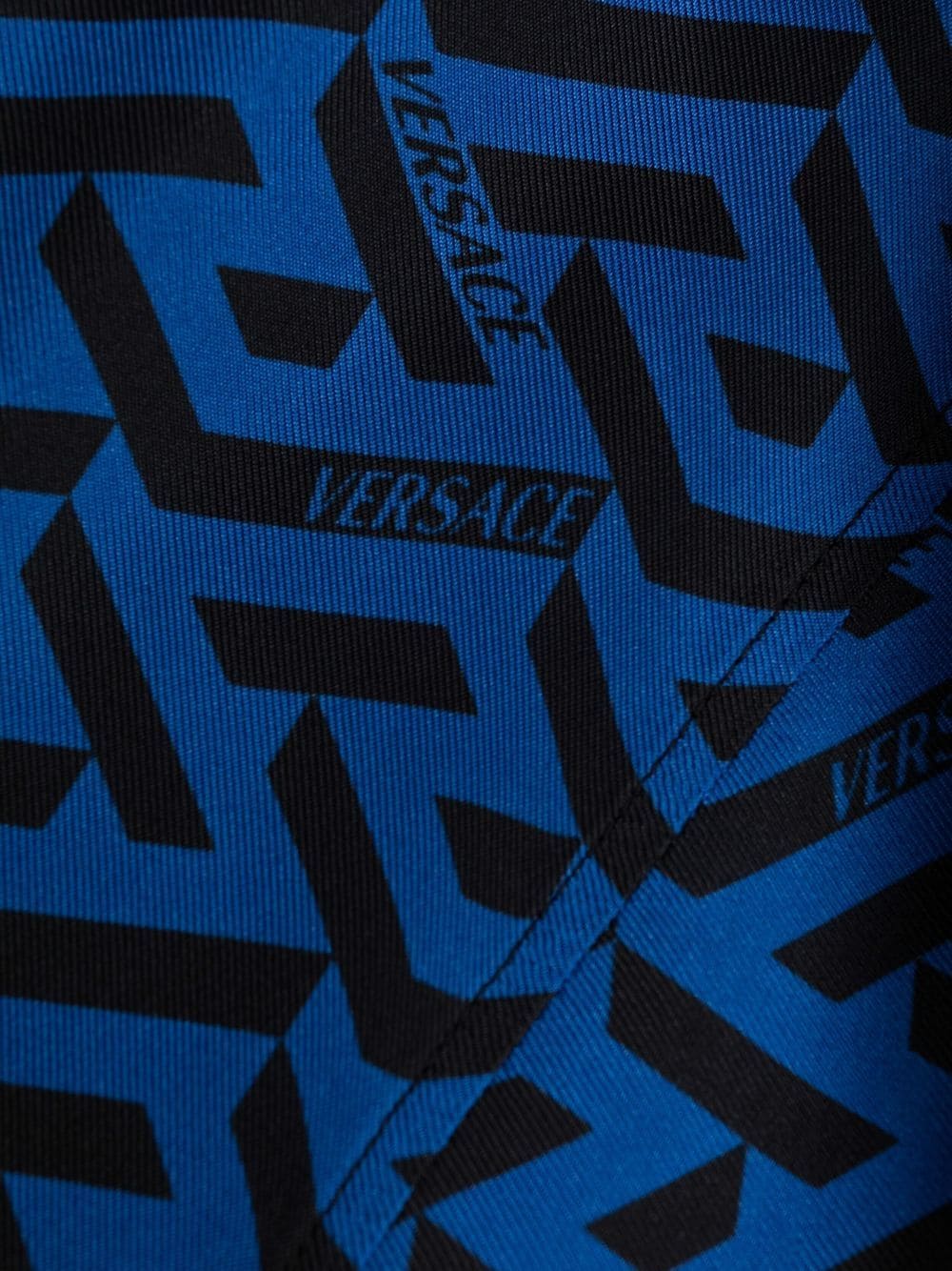 фото Versace шелковый пижамный топ с геометричным принтом