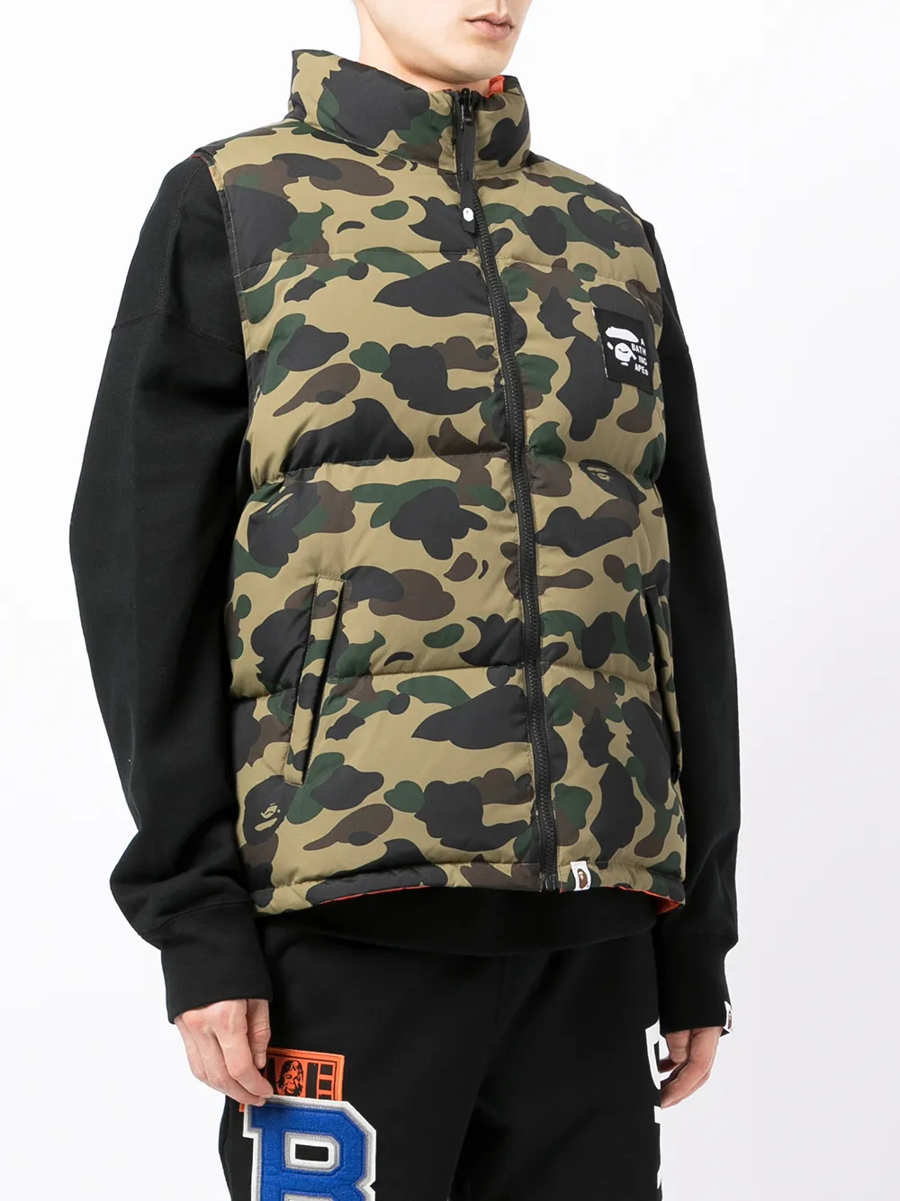 фото A bathing ape® дутый жилет с камуфляжным принтом