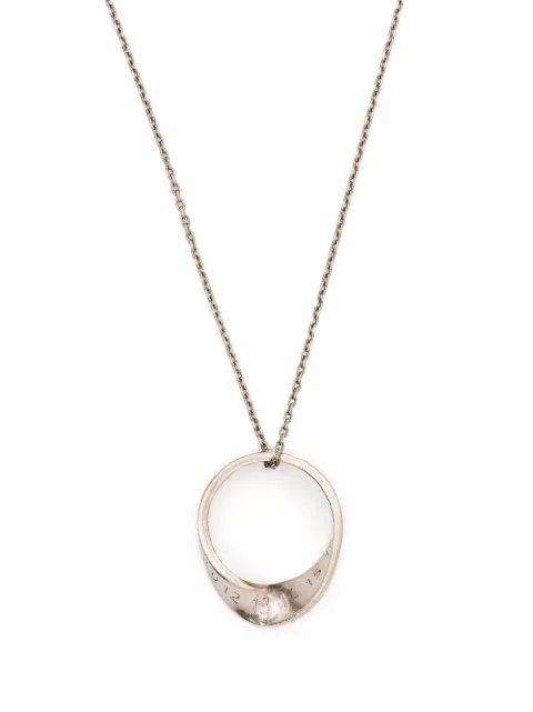 Maison Margiela collar con colgante de anillo retorcido