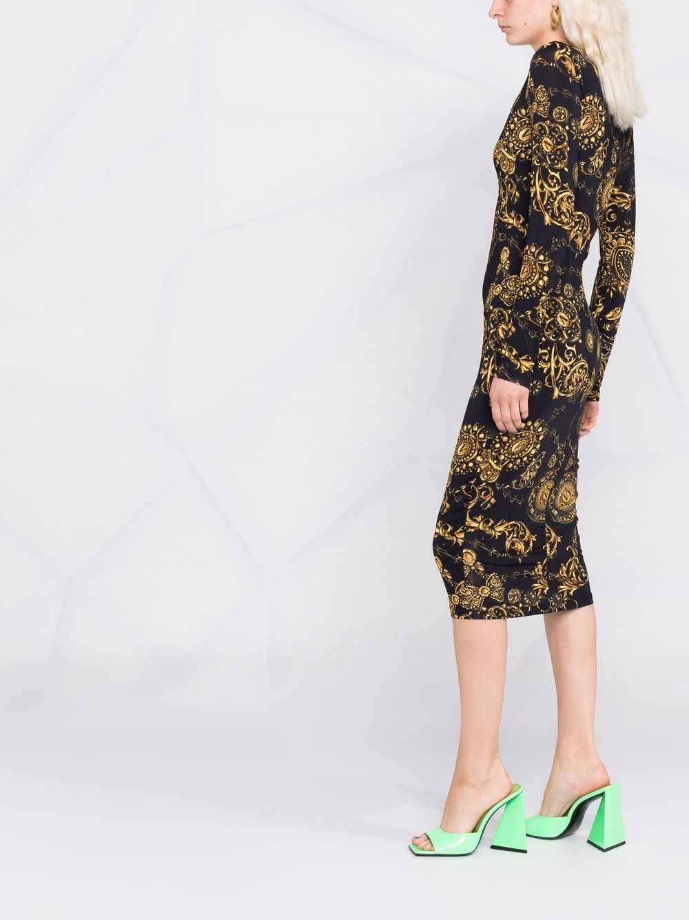 фото Versace jeans couture облегающее платье с принтом barocco