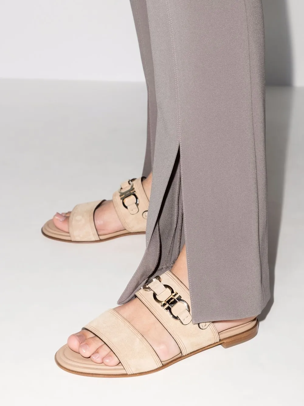  Ferragamo Sandalen Mit Gancini Schild   Nude 