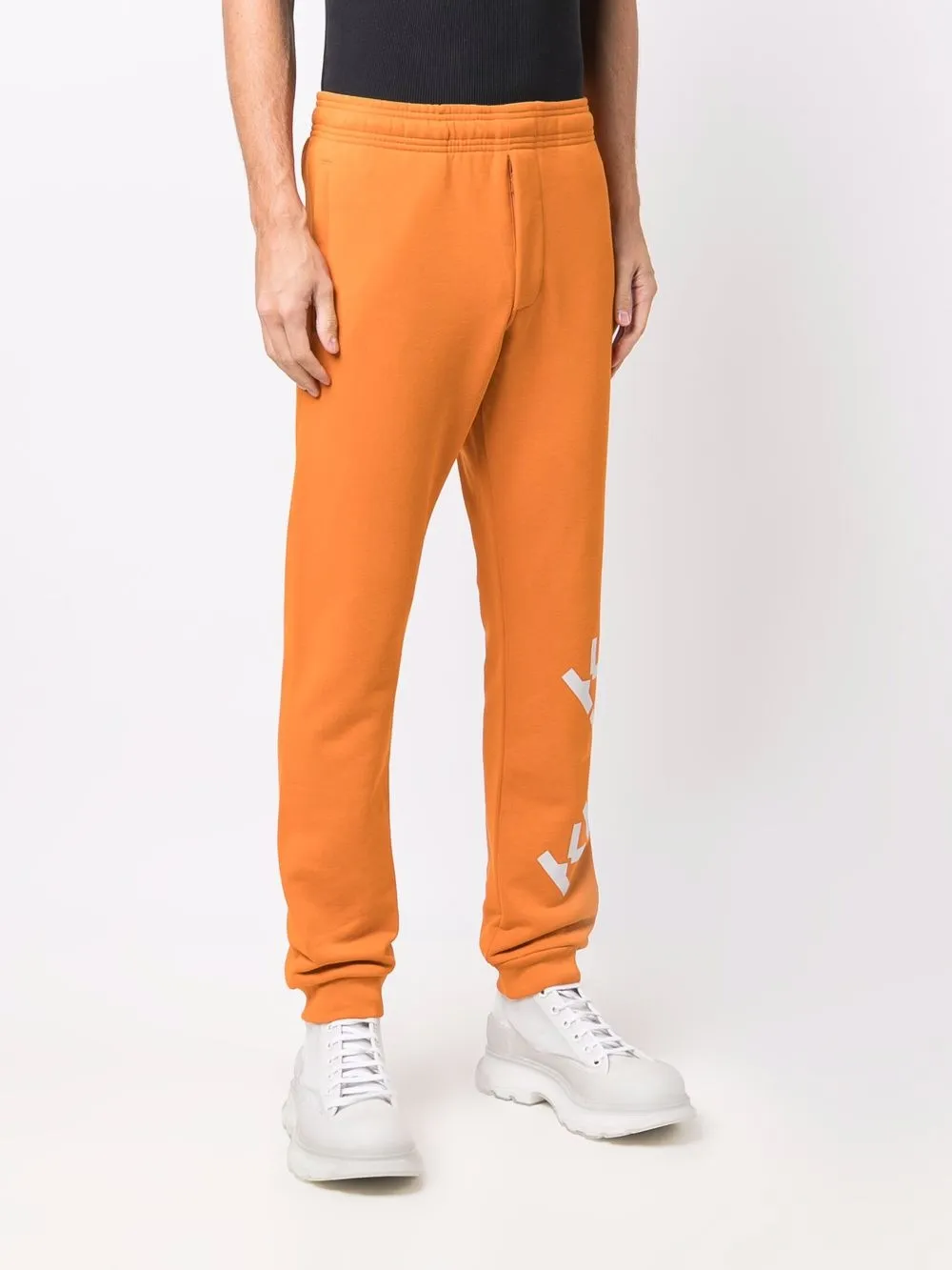 Joggers con stampa Arancione Farfetch Abbigliamento Pantaloni e jeans Pantaloni Joggers 