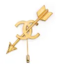 CHANEL Pre-Owned 1990s bow and arrow motif brooch - Gold