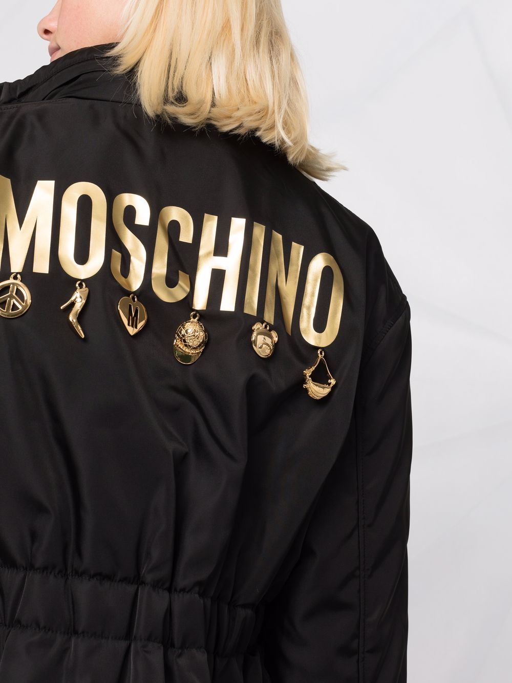 фото Moschino парка с логотипом