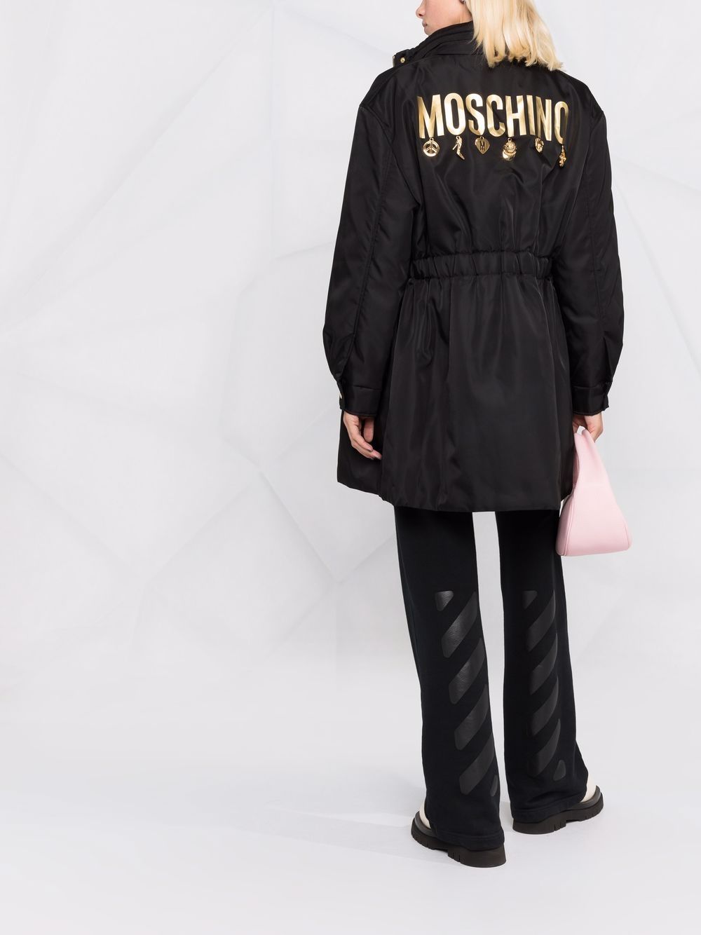 фото Moschino парка с логотипом