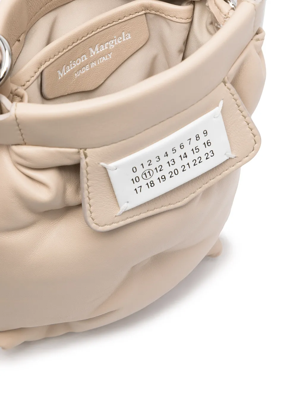 фото Maison margiela дутая сумка-сэтчел с нашивкой-логотипом