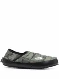 The North Face camouflage-print padded slippers - Green