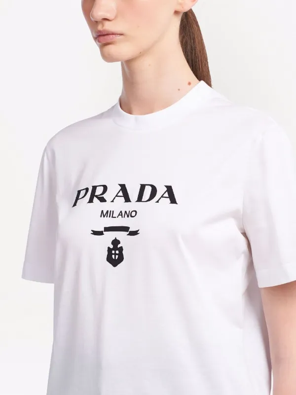 Introducir 94+ imagen prada t shirt logo