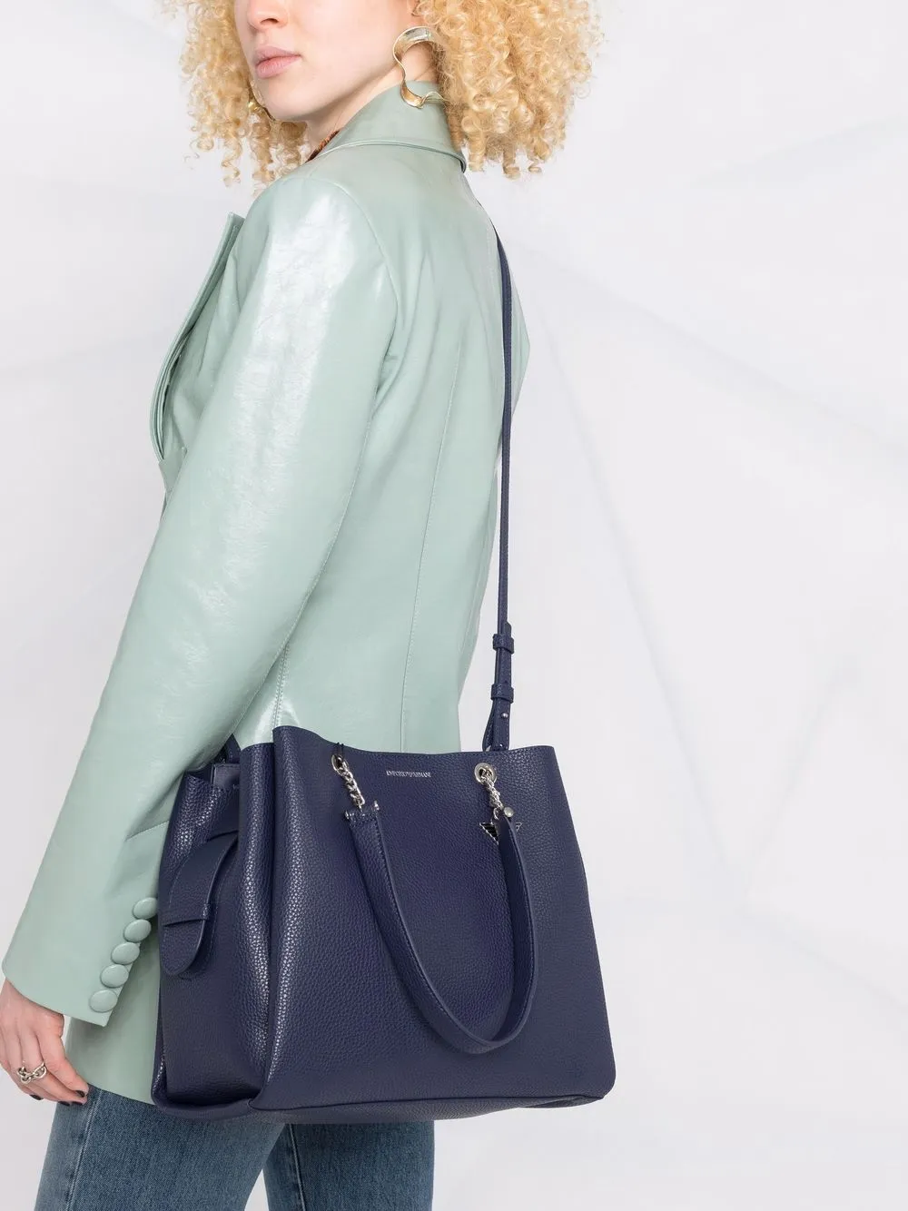 фото Emporio armani сумка через плечо с подвеской-логотипом