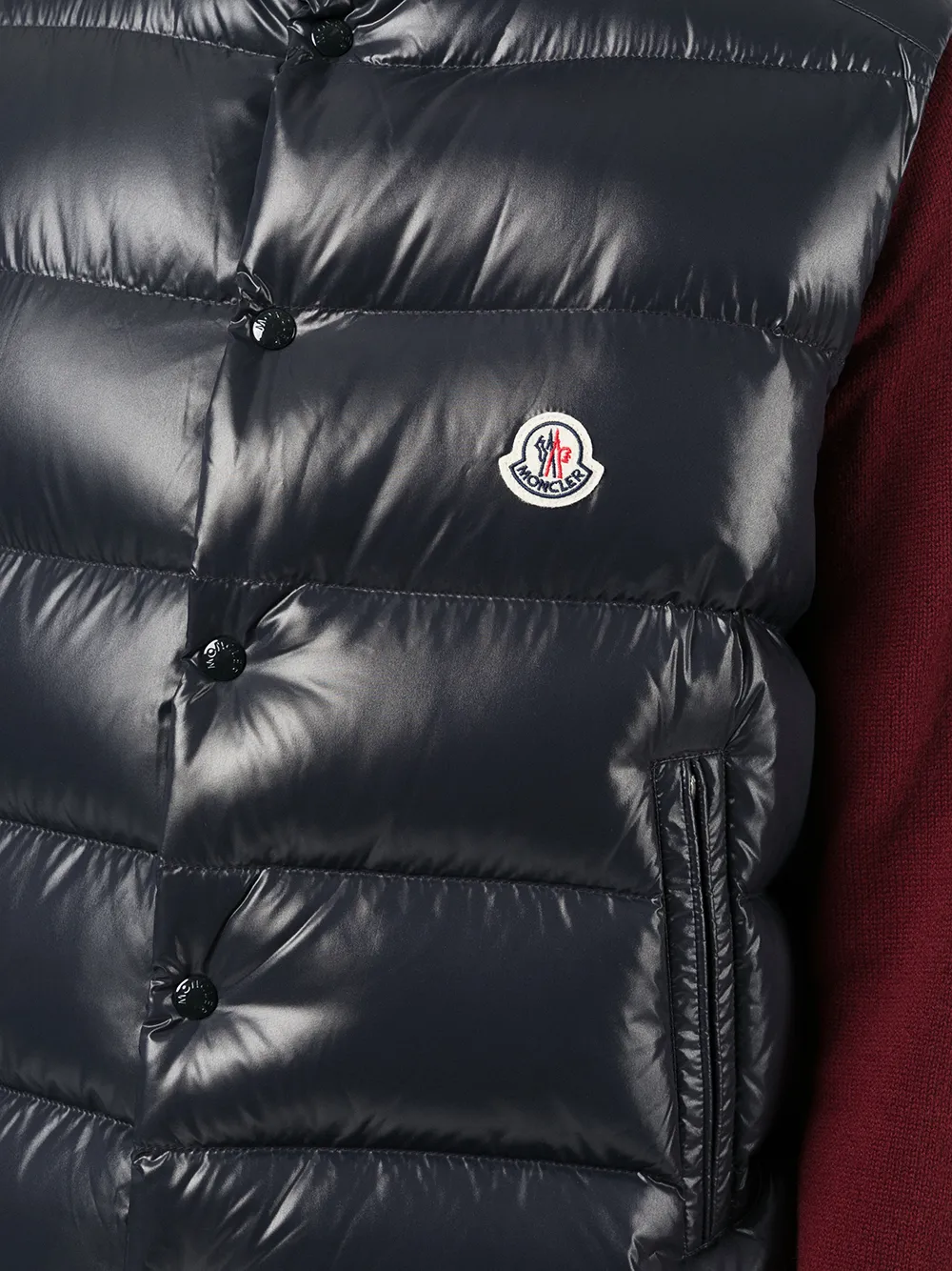 фото Moncler дутый жилет с нашивкой-логотипом