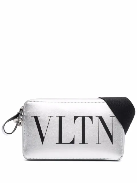 Valentino Garavani شنطة كتف بطبعة شعار الماركة VLTN