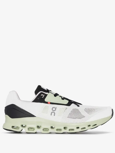 On tenis bajos Cloudstratus
