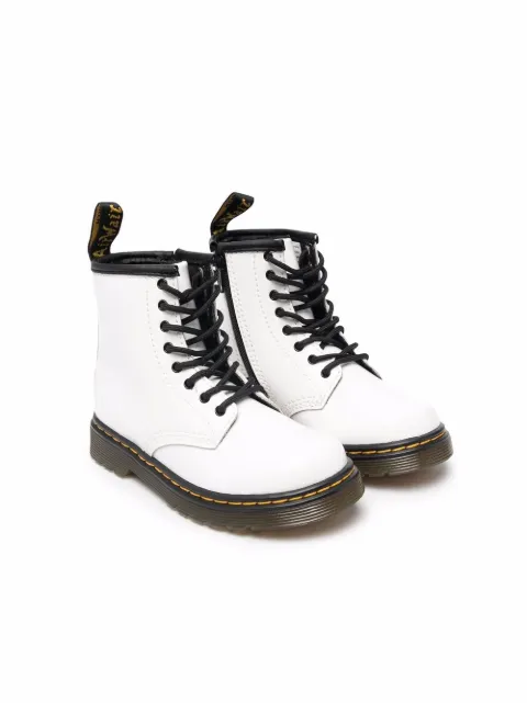 Dr. Martens Kids بوت جلد لامع برباط