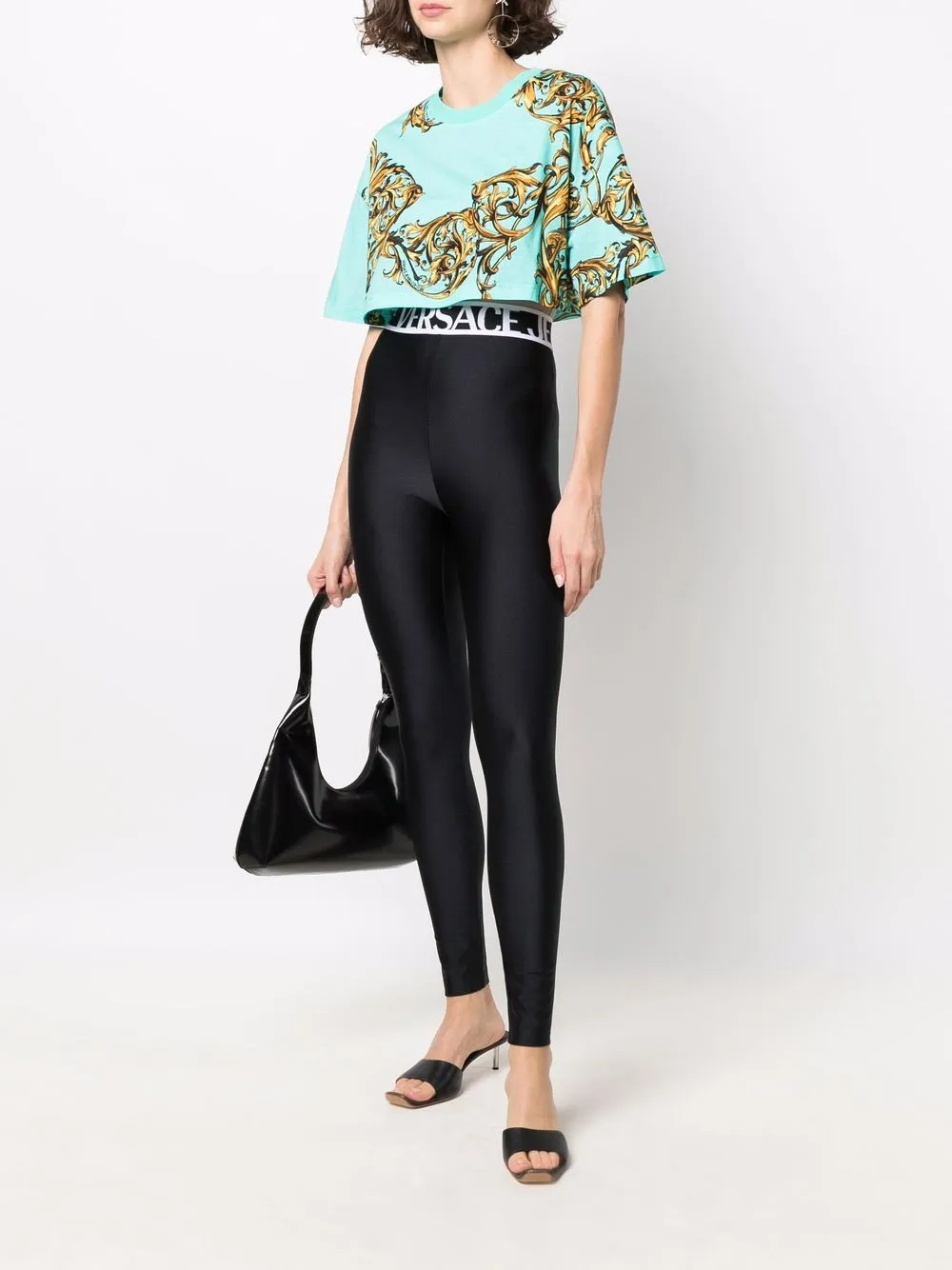 фото Versace jeans couture укороченная футболка с принтом barocco