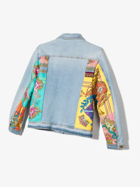 Young Versace جاكيت جينز بطبعة 'باروكو'