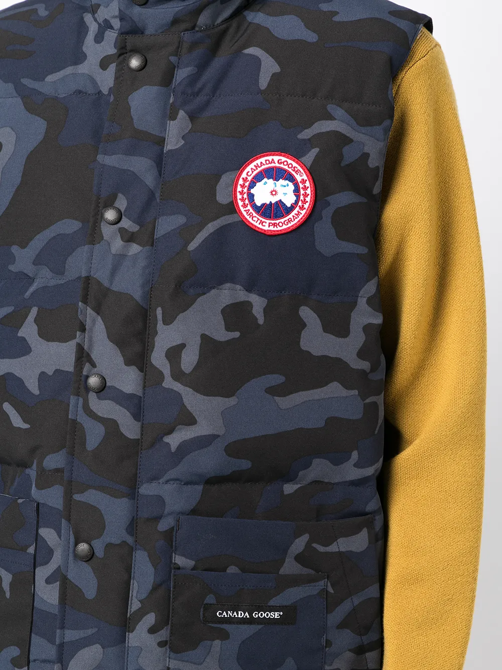 фото Canada goose дутый жилет с камуфляжным принтом