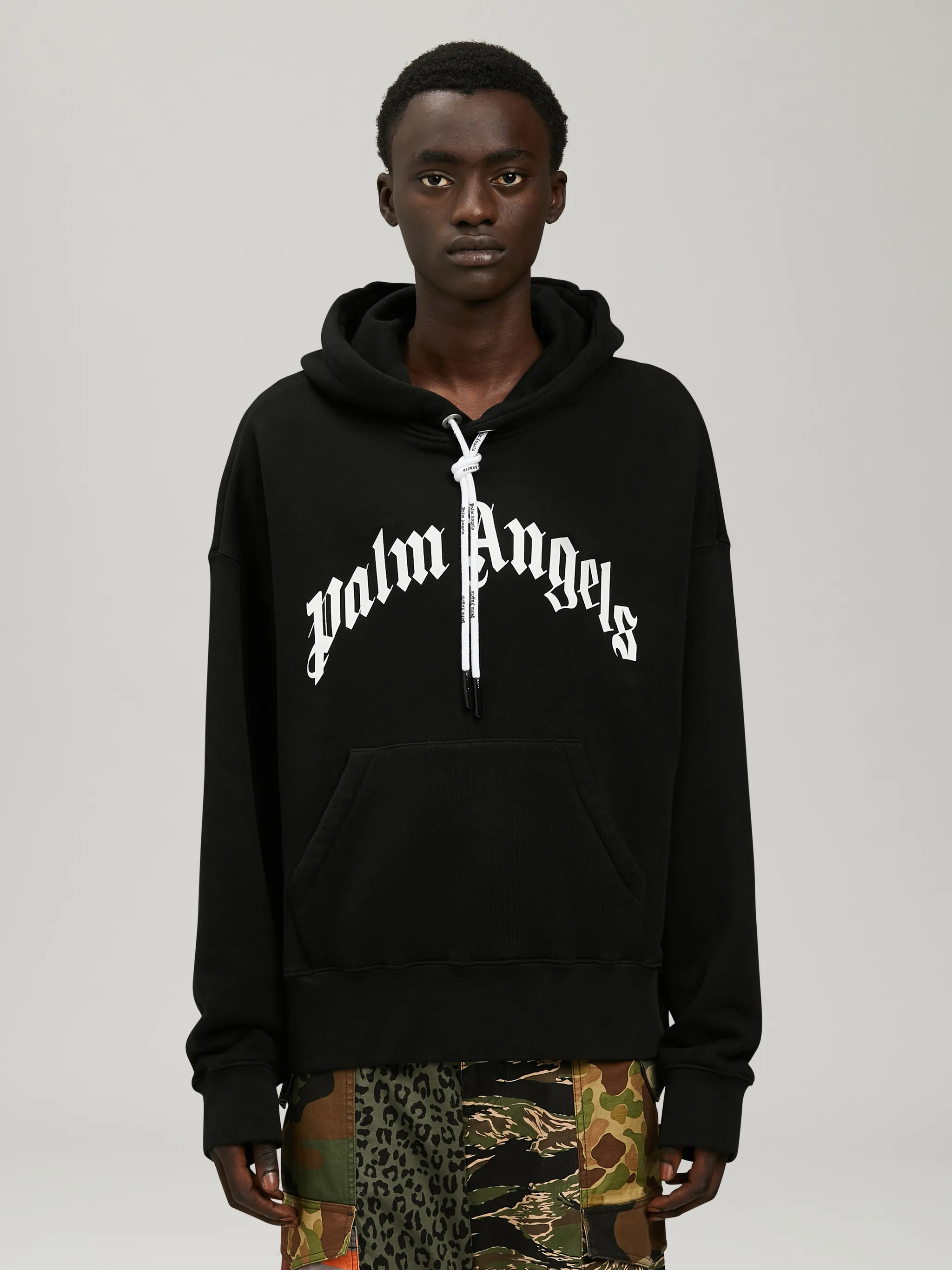 CURVED LOGO HOODIE - Palm Angels® Official