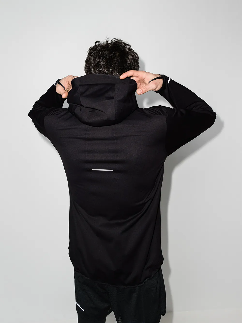 фото Asics легкая куртка accelerate с капюшоном