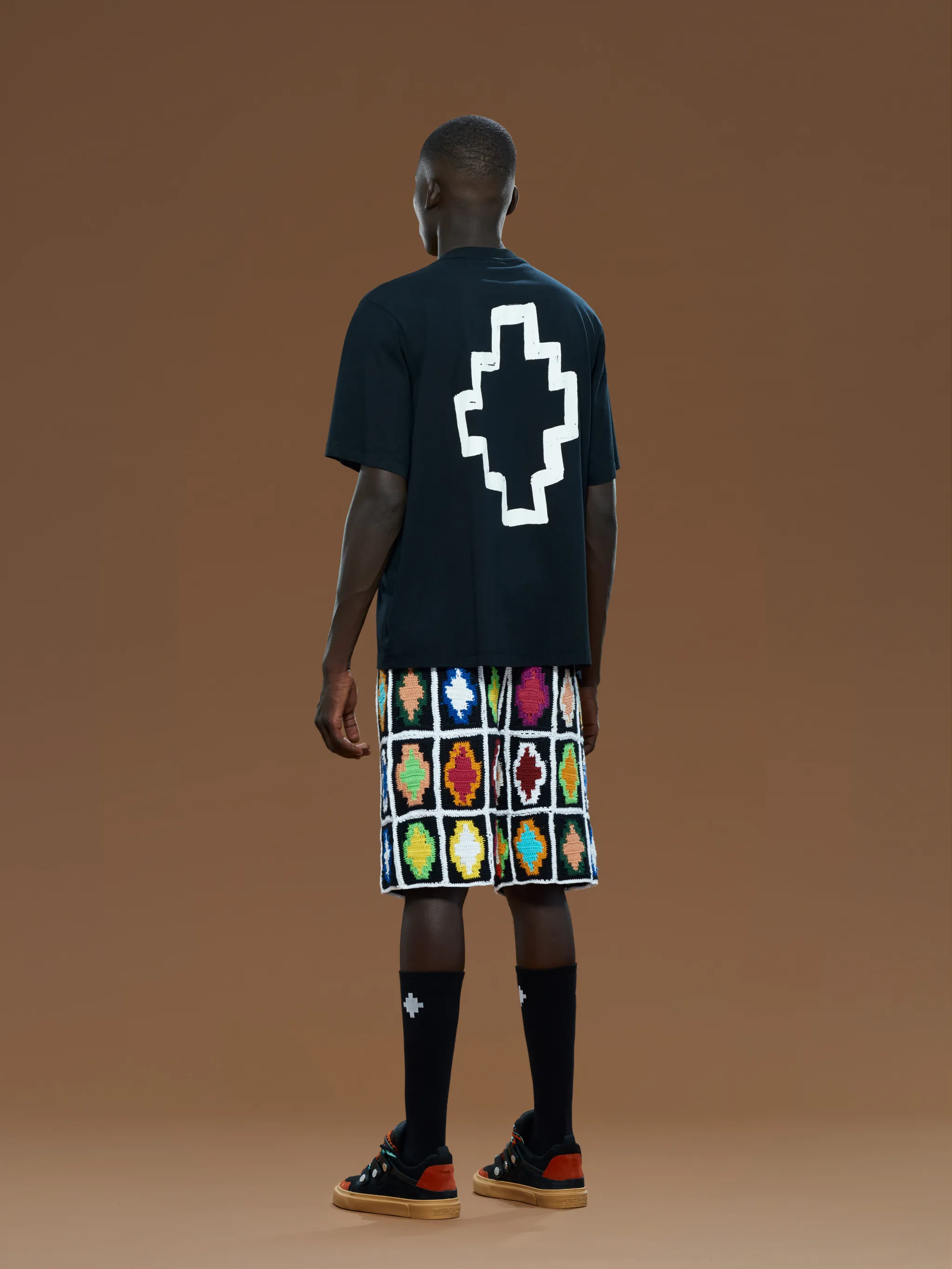 Black/white organic cotton Tempera Cross-print T-shirt from Marcelo Burlon County of Milan featuring signature Cross motif, logo print at the chest, crew neck, short sleeves and straight hem. When buying this unisex item, keep in mind that it is graded in standard men's sizing.. Conscious: This item is made from at least 50% organic materials.