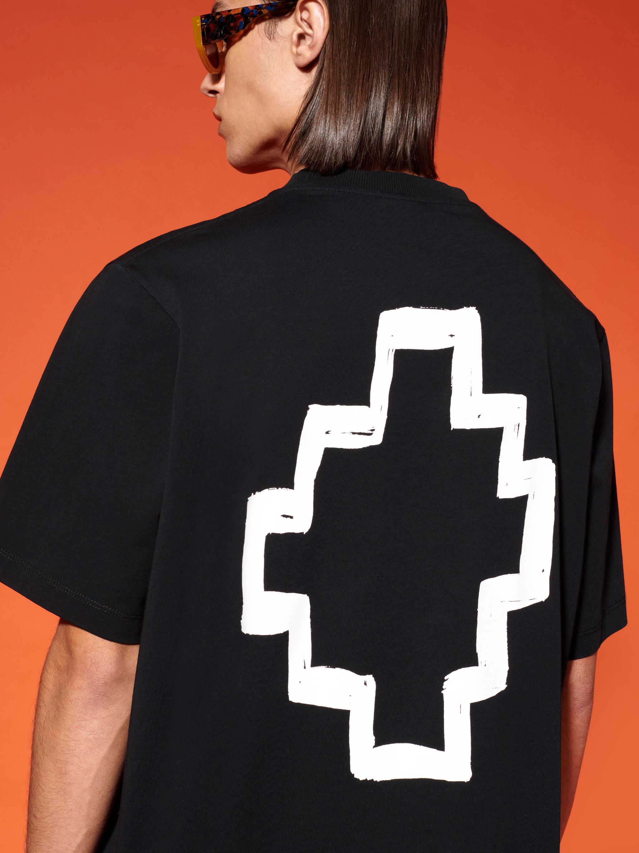 Black/white organic cotton Tempera Cross-print T-shirt from Marcelo Burlon County of Milan featuring signature Cross motif, logo print at the chest, crew neck, short sleeves and straight hem. When buying this unisex item, keep in mind that it is graded in standard men's sizing.. Conscious: This item is made from at least 50% organic materials.